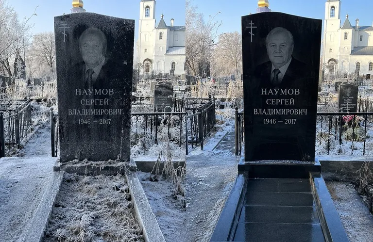 Диптих №18: могила с деревянным крестом и низкой оградкой — выполота трава в Ижевске