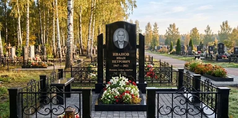 Мемориальный комплекс с цветником и оградой в Ижевске