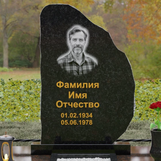 Гранитный памятник — скала с кованой оградой, гранит Габбро-диабаз, в Якутске