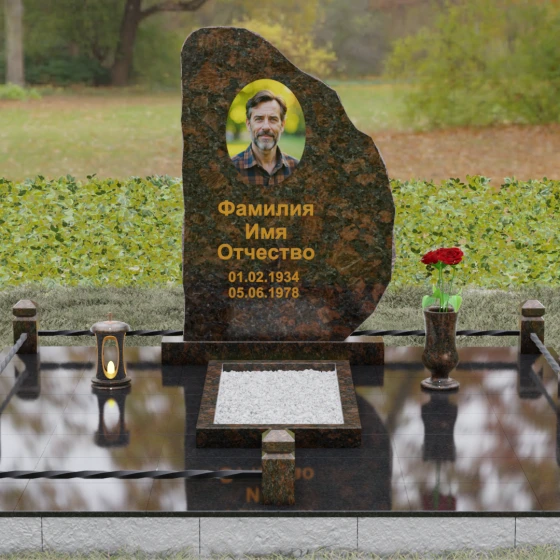 Гранитный памятник — скала с кованой оградой, гранит Дымовский, вид 2, в Якутске