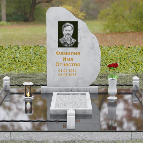 Гранитный памятник — скала с кованой оградой, мрамор Тассос, вид 2, в Якутске