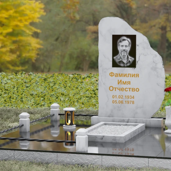 Гранитный памятник — скала с кованой оградой, мрамор Тассос, вид 4, в Якутске