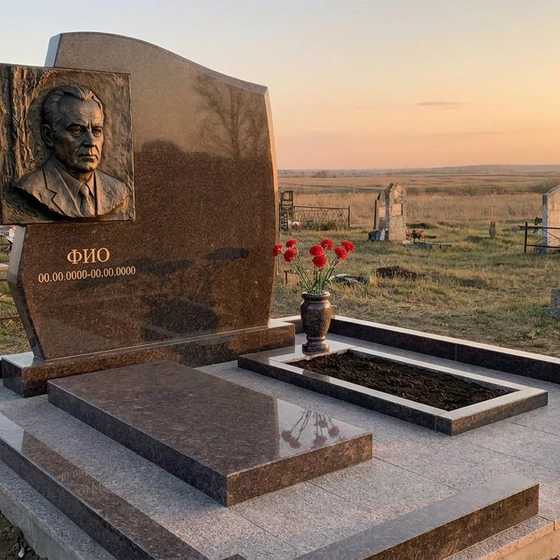 Памятник из бронзы с фактурой скалы