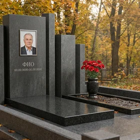 Памятник из тёмного базальта в виде глыбы