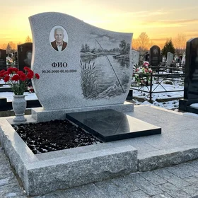 Гранитный памятник рыбаку со сценой рыбалки