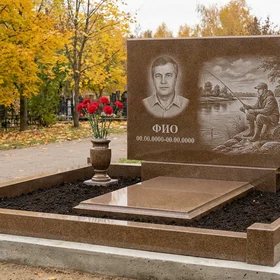 Гранитный памятник рыбаку в виде скалы с удочкой и лодкой