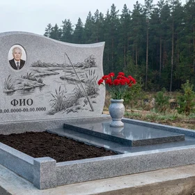 Гранитный памятник рыбаку с арочным верхом с речным сюжетом