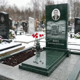 Гранитный памятник дальнобойщику из цельной глыбы с автопоездом
