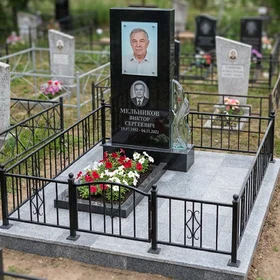 Мемориал из черного гранита с утонченным стеклянным оформлением