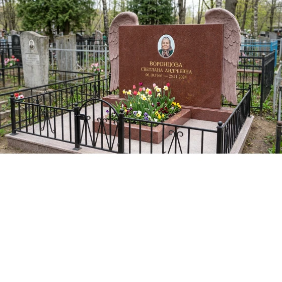 Памятник с крылом ангела из лезниковского гранита
