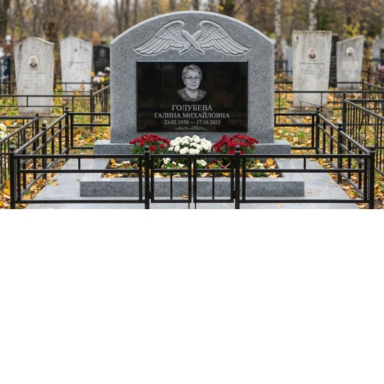 Памятник с парящими крыльями ангела из мансуровского гранита