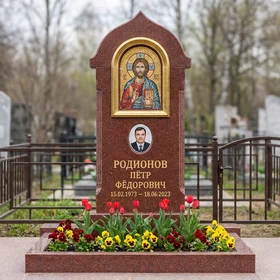 Памятник с мозаичной иконой из лезниковского гранита с аркой
