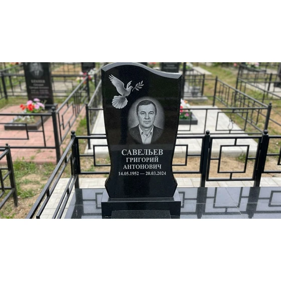 Гранитный памятник с гравировкой голубя и портрета
