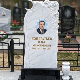 Комбинированный памятник Мраморная скала с резными розами и полумесяцем