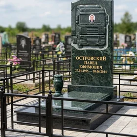 Гранитный памятник с барельефом грузовика