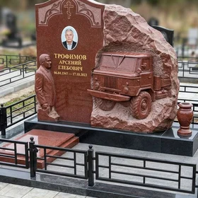 Комбинированный памятник с резной машиной и крестом