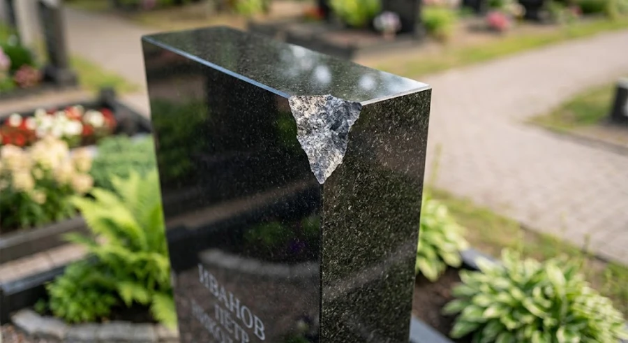 skol-na-ostrom-rebre-pamyatnika