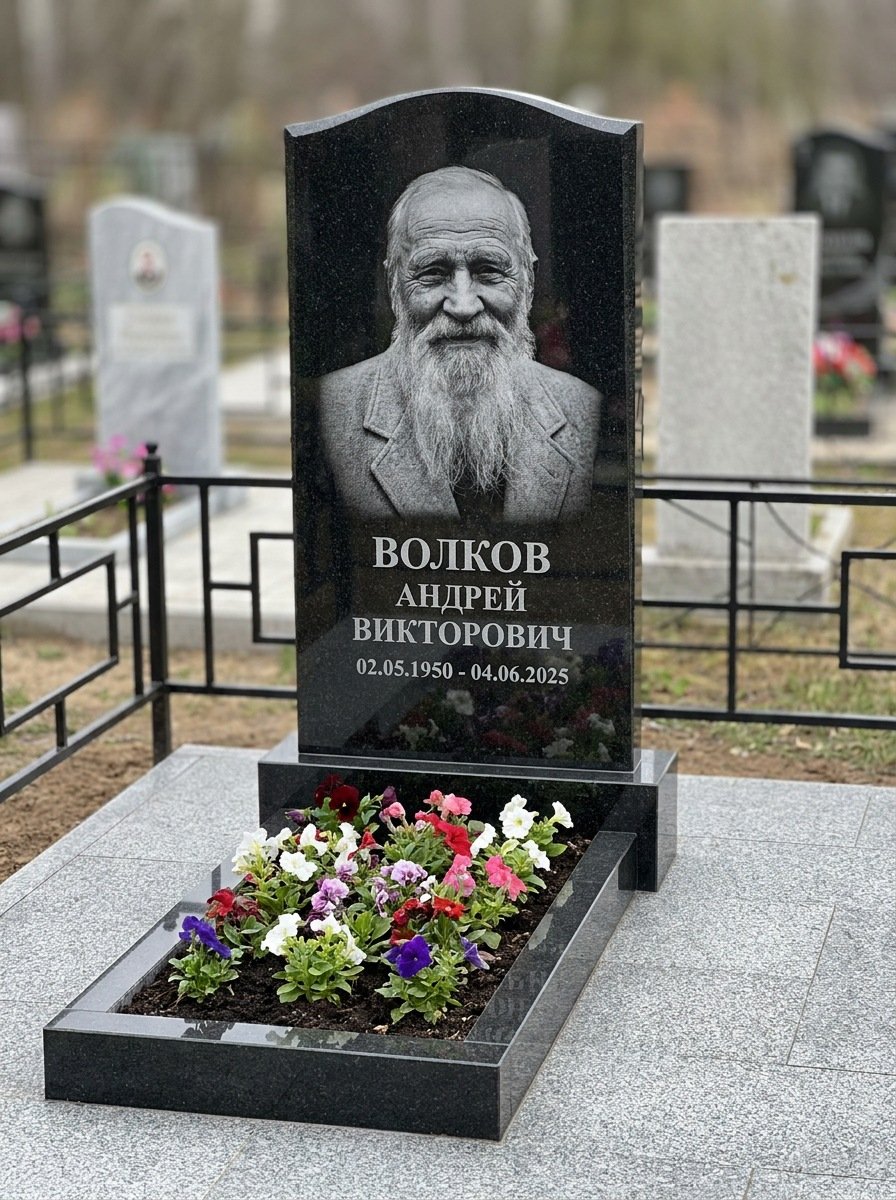 Портрет на памятнике в Ижевске — Старый снимок восстановили, портрет по грудь — гравировка
